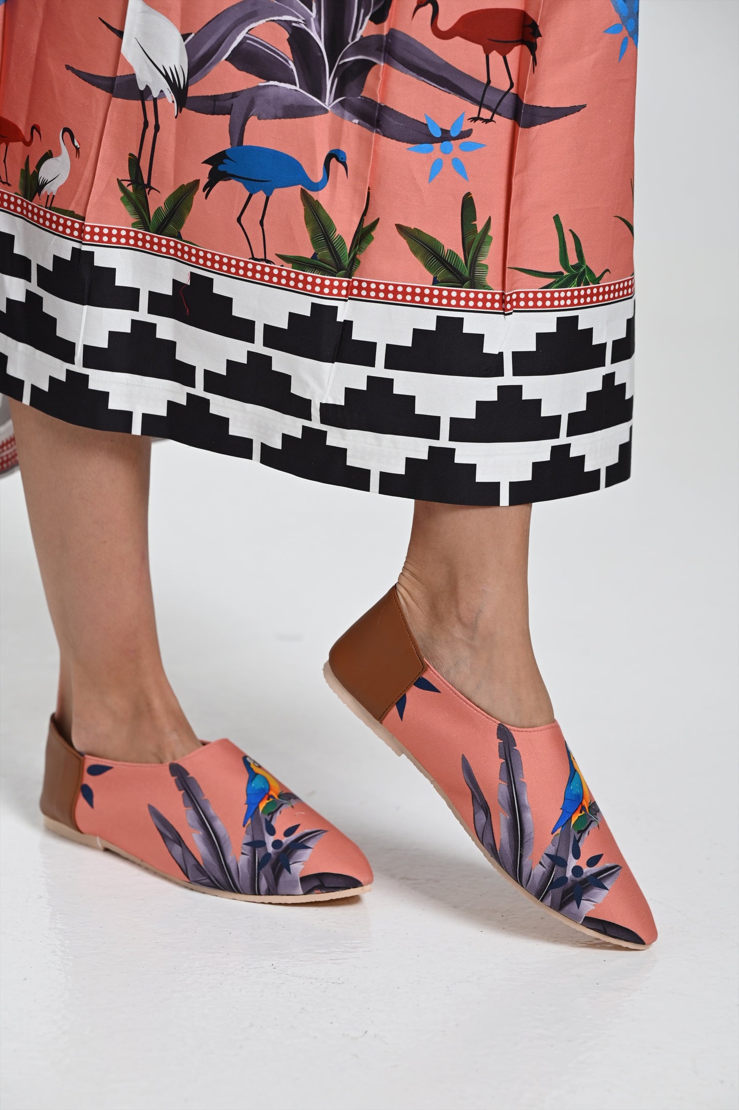 حذاء وردي بطبعة طبيعية