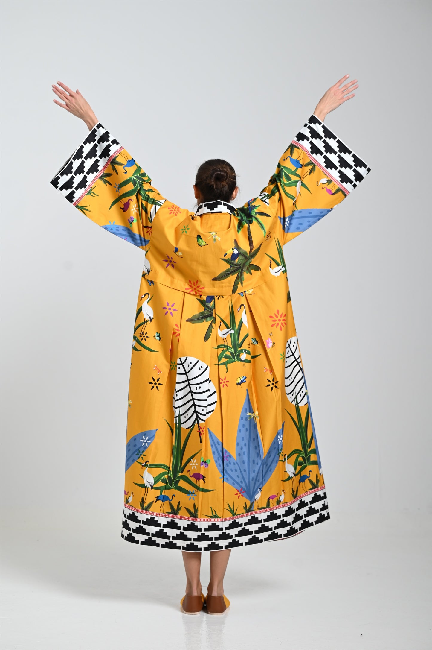 فستان أصفر غامق مع دبوس جلدي