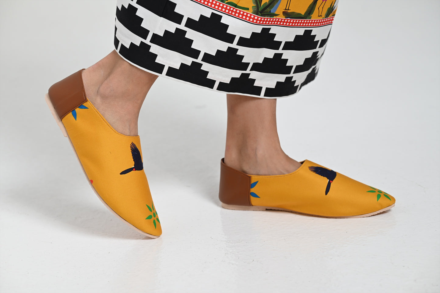 حذاء أصفر بطبعة طبيعية