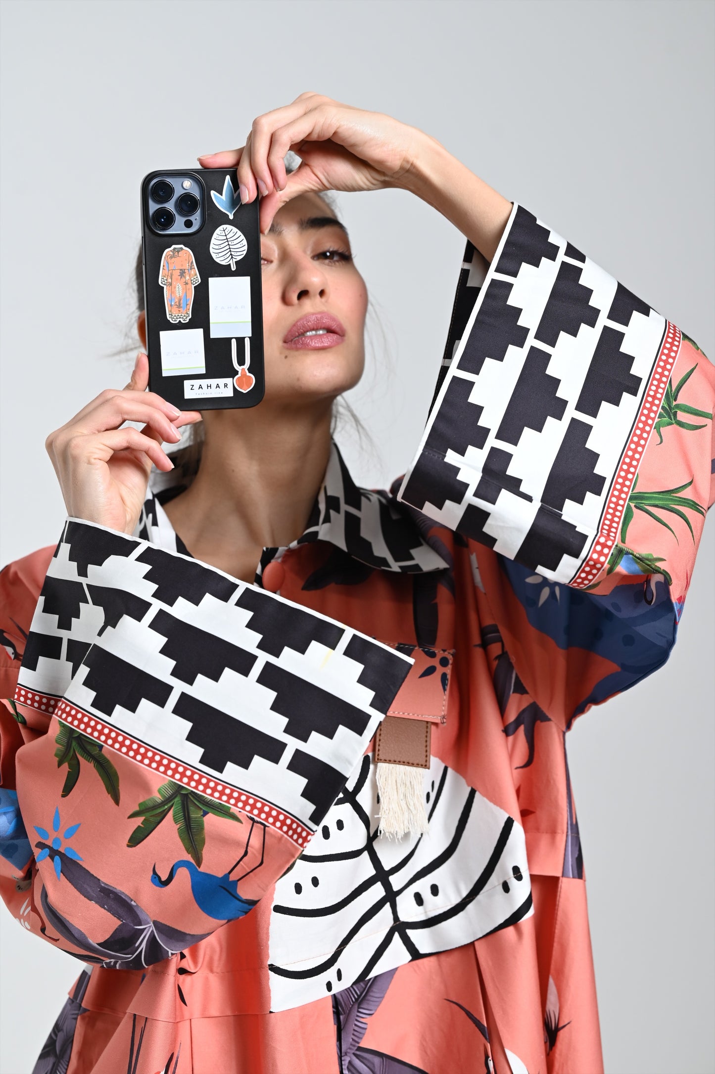 فستان وردي ودبوس جلدي