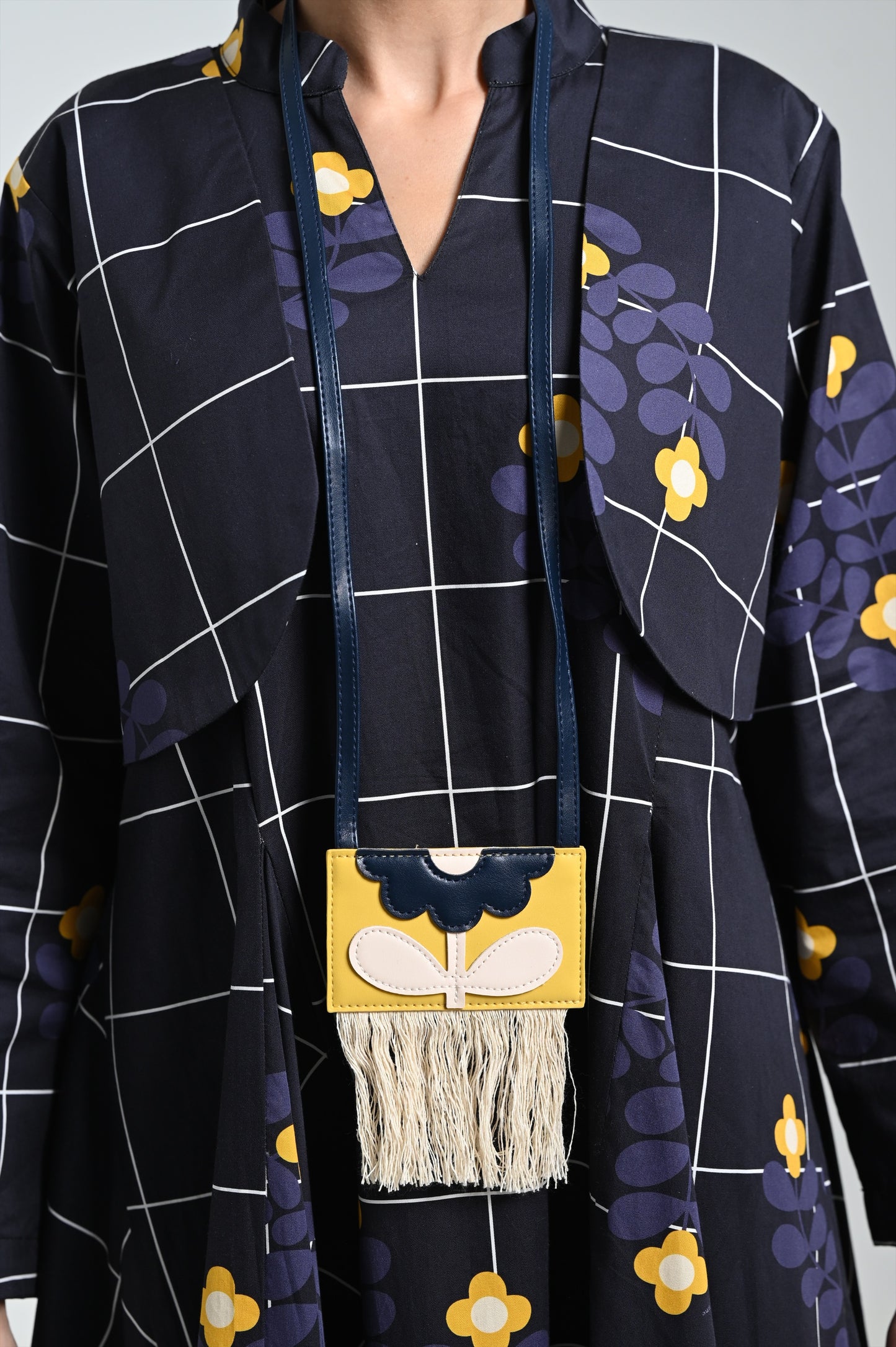 فستان زهري أصفر وقلادة جلدية