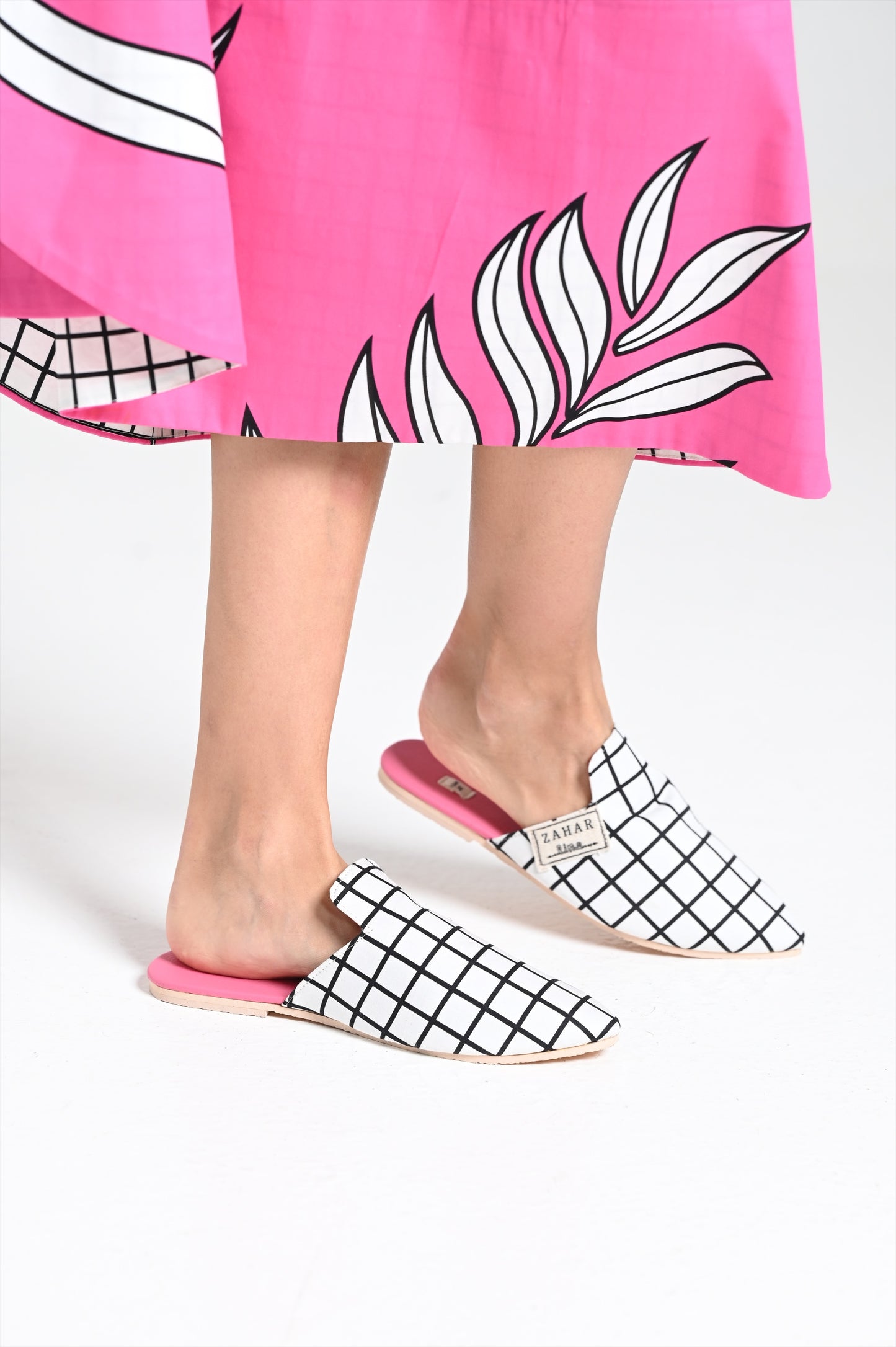 حذاء من القماش المربّع والجلد الوردي