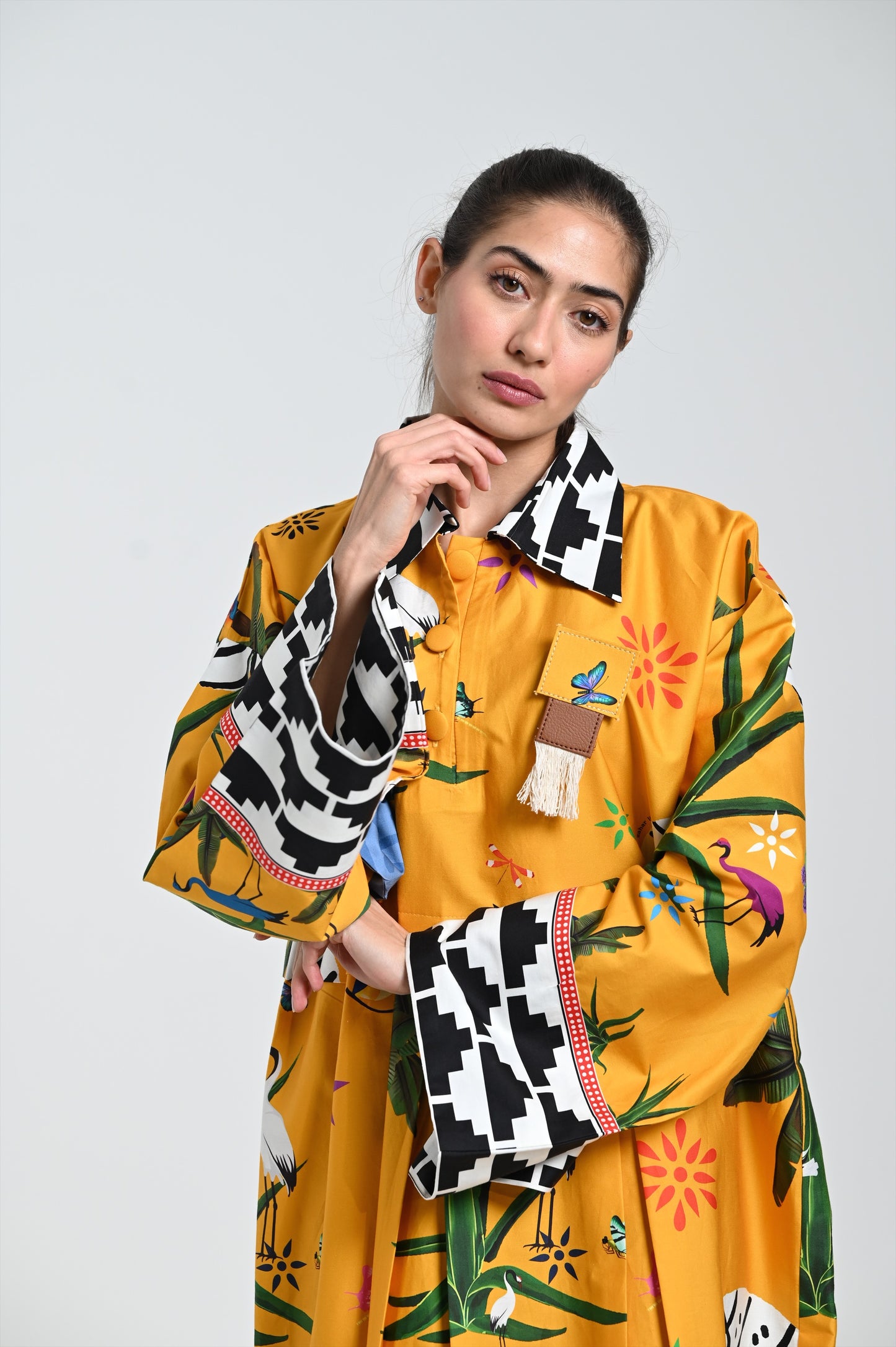 فستان أصفر غامق مع دبوس جلدي