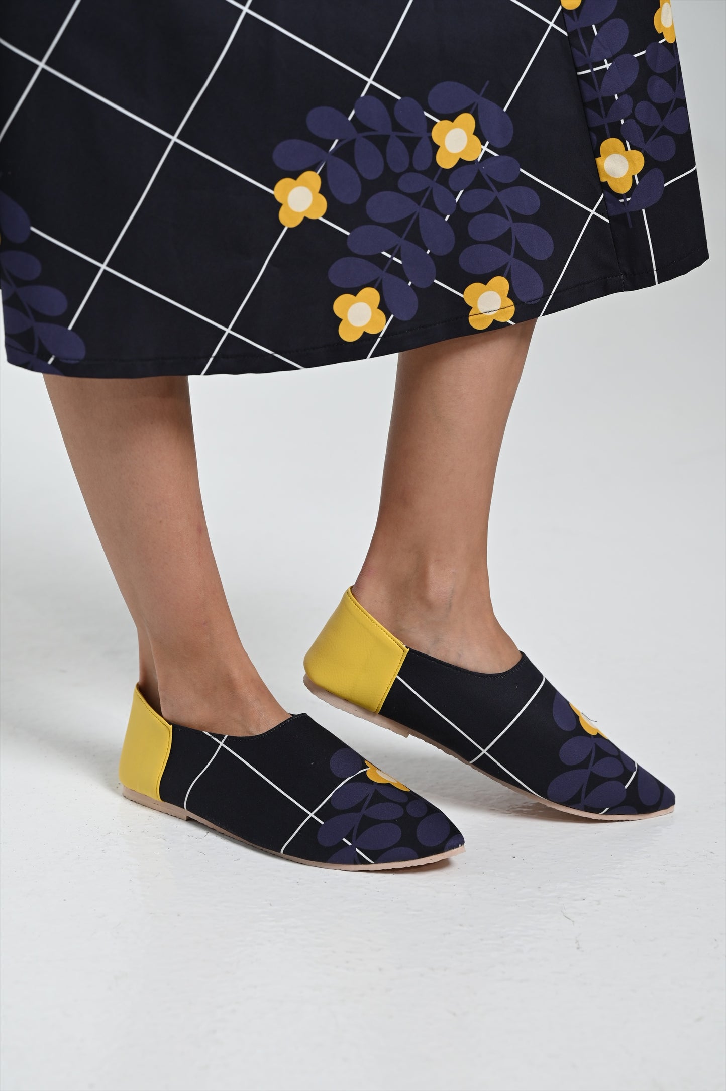 حذاء أزرق داكن مع ورود صفراء
