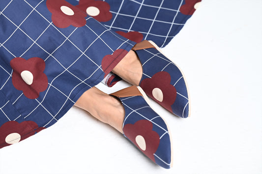 حذاء أزرق داكن بطبعة عنابي