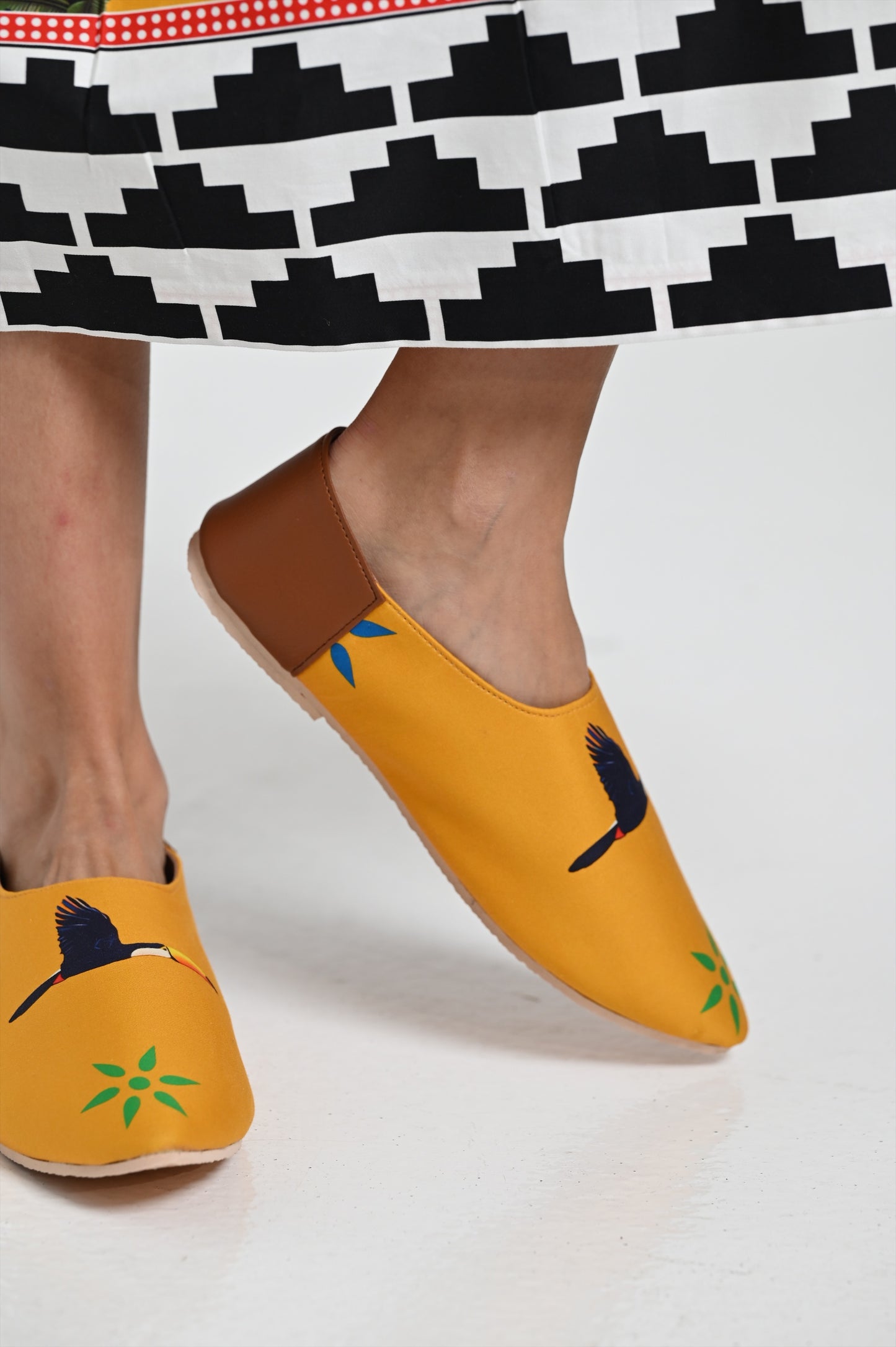 حذاء أصفر بطبعة طبيعية