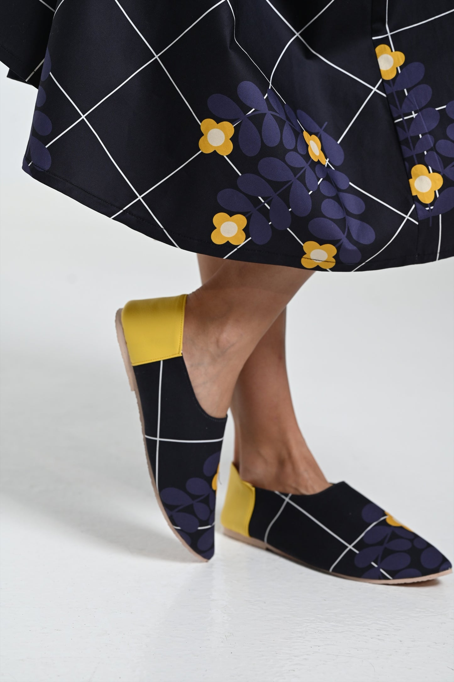 حذاء أزرق داكن مع ورود صفراء