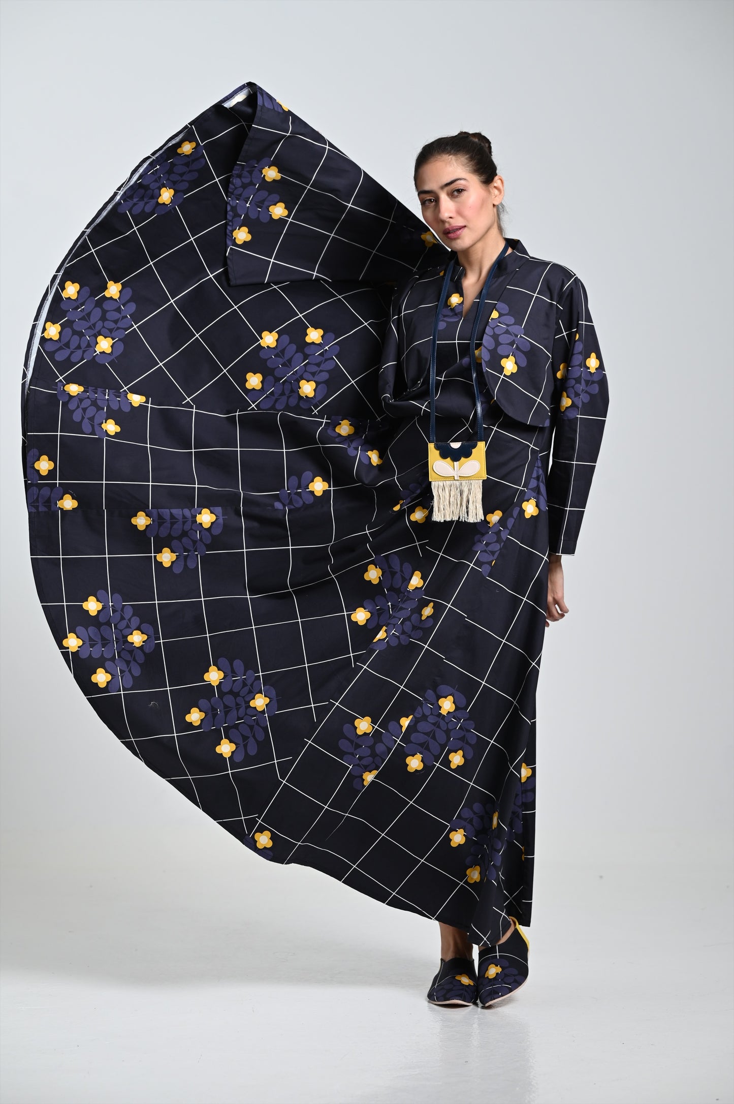 فستان زهري أصفر وقلادة جلدية