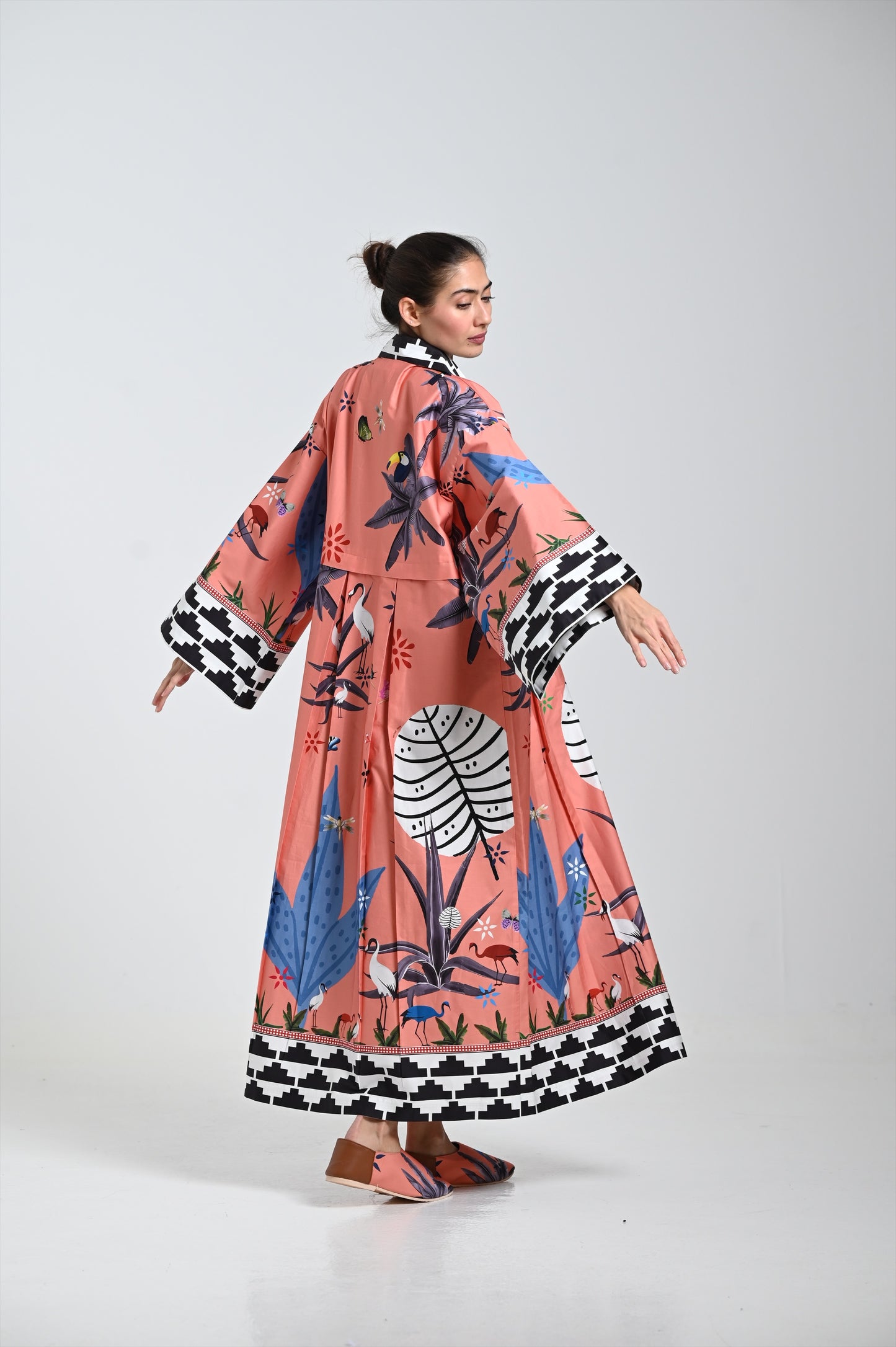 فستان وردي ودبوس جلدي