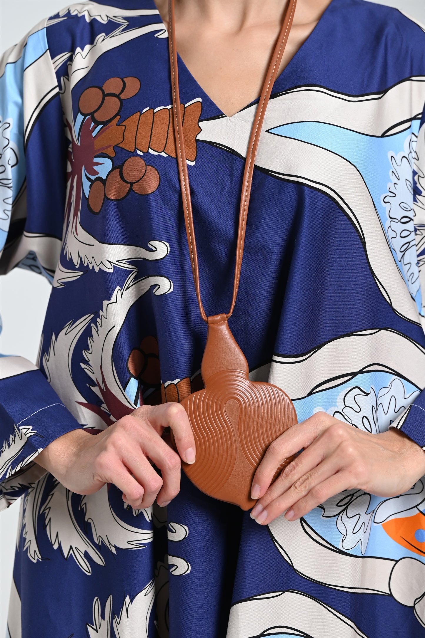 قلادة جلدية